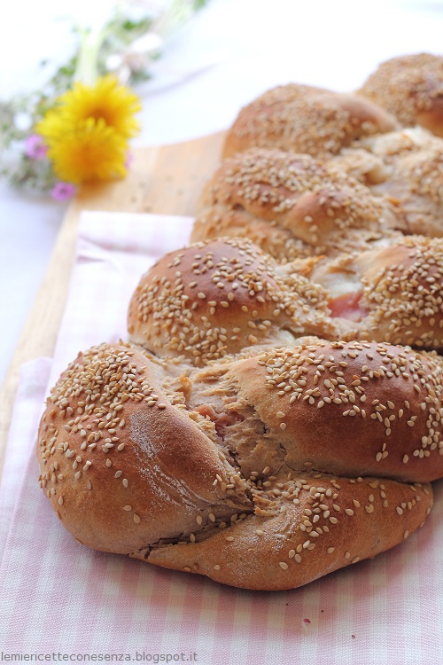 Treccia di pane con farina di castagne Treccia di pane al formaggio e prosciutto