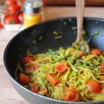 Spaghettini integrali risottati con asparagi selvatici, pachino e curcuma