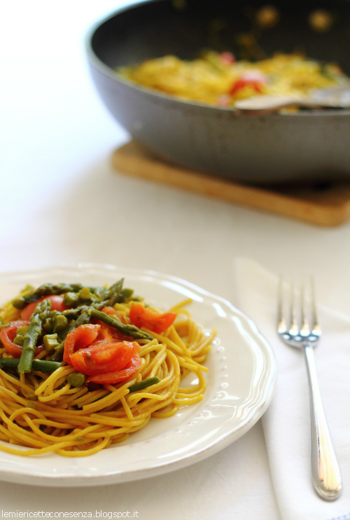 Spaghettini risottati con asparagina, pachino e curcuma