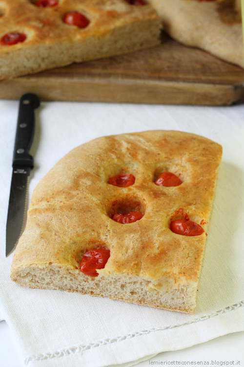 Focaccia soffice con i pomodorini