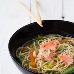 Zuppa di noodles con salmone ai semi di canapa