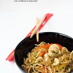 Noodles di grano piccanti alle verdure e anacardi
