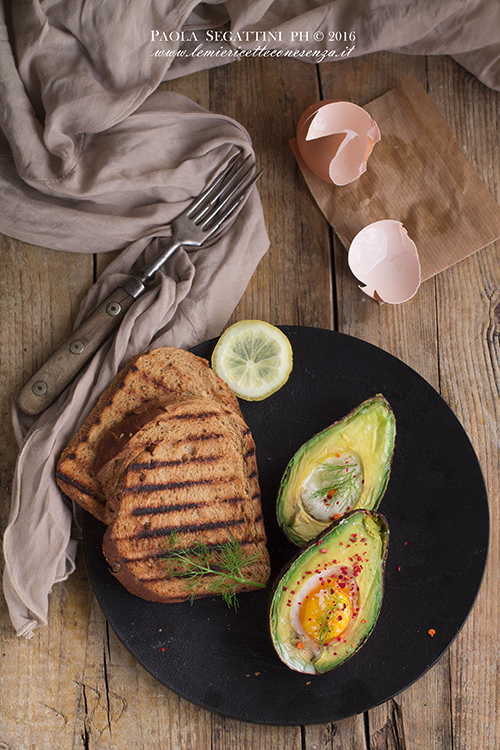 baked-eggs-in-avocado 2