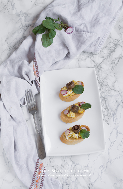 Crostini alle alici e uova strapazzate