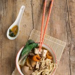 Zuppa di miso vegana con tofu e funghi