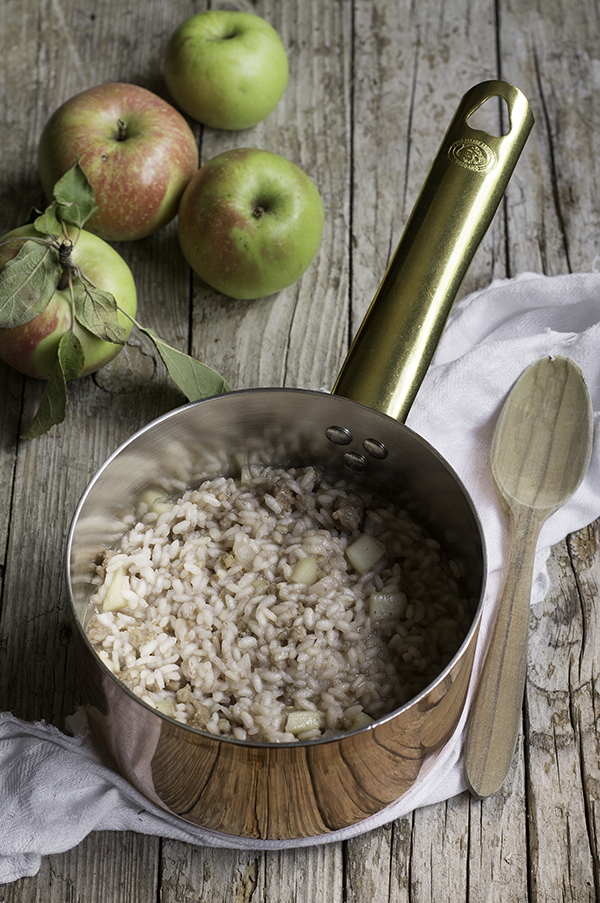 Risotto con salsiccia al vino rosso e mele