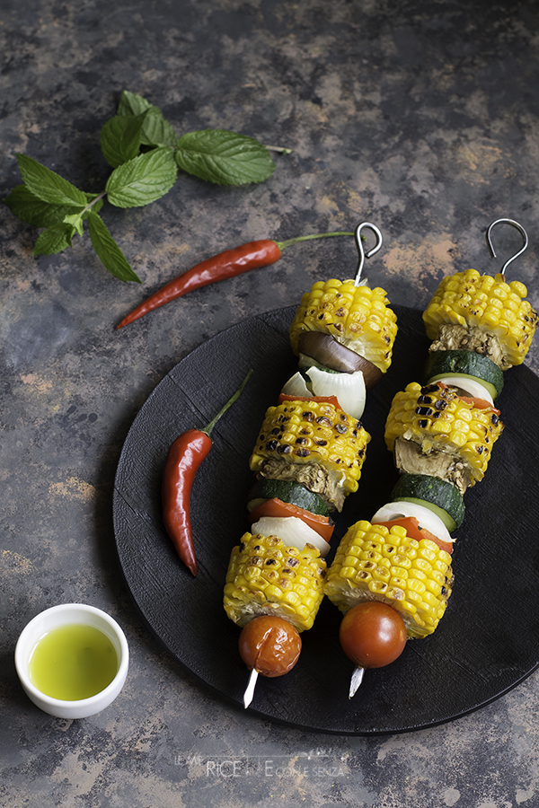 Spiegini di verdure grigliate con mais