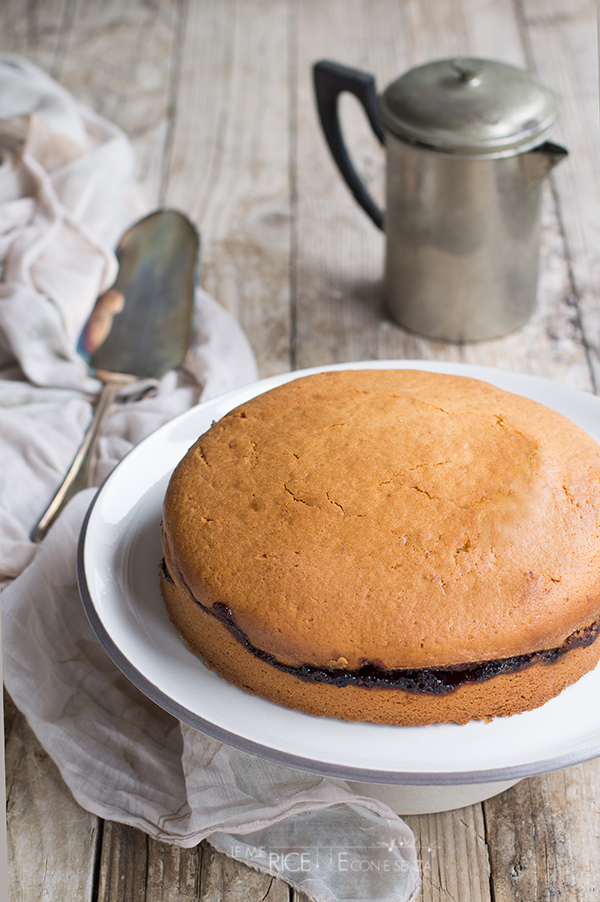 Torta con burro farcita con marmellata o confettura