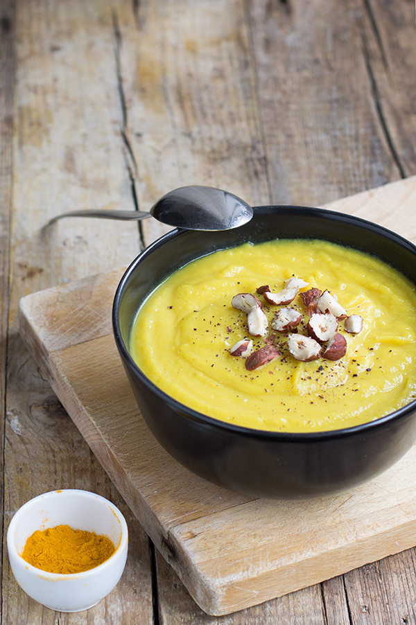 Crema di patate e porri alla curcuma con nocciole tostate