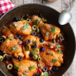 Pollo ai peperoni in padella con capperi e olive