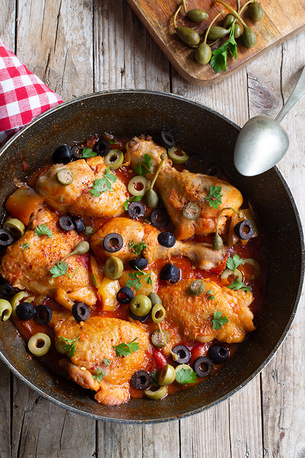 Pollo ai peperoni in padella con capperi e olive